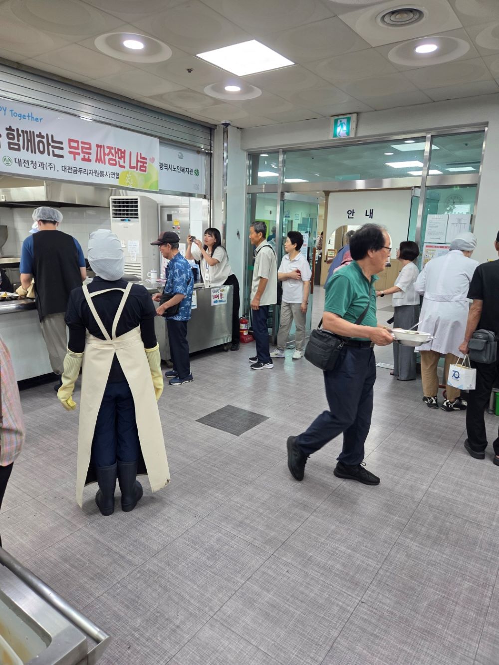 2026년 대전시노인복지관 & 샛별재가노인복지관 짜장면 나눔행사 사진 7
